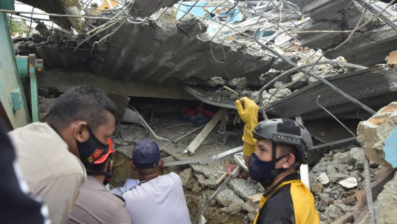 video cutremur puternic în indonezia - sunt peste 40 de morți și sute de răniți