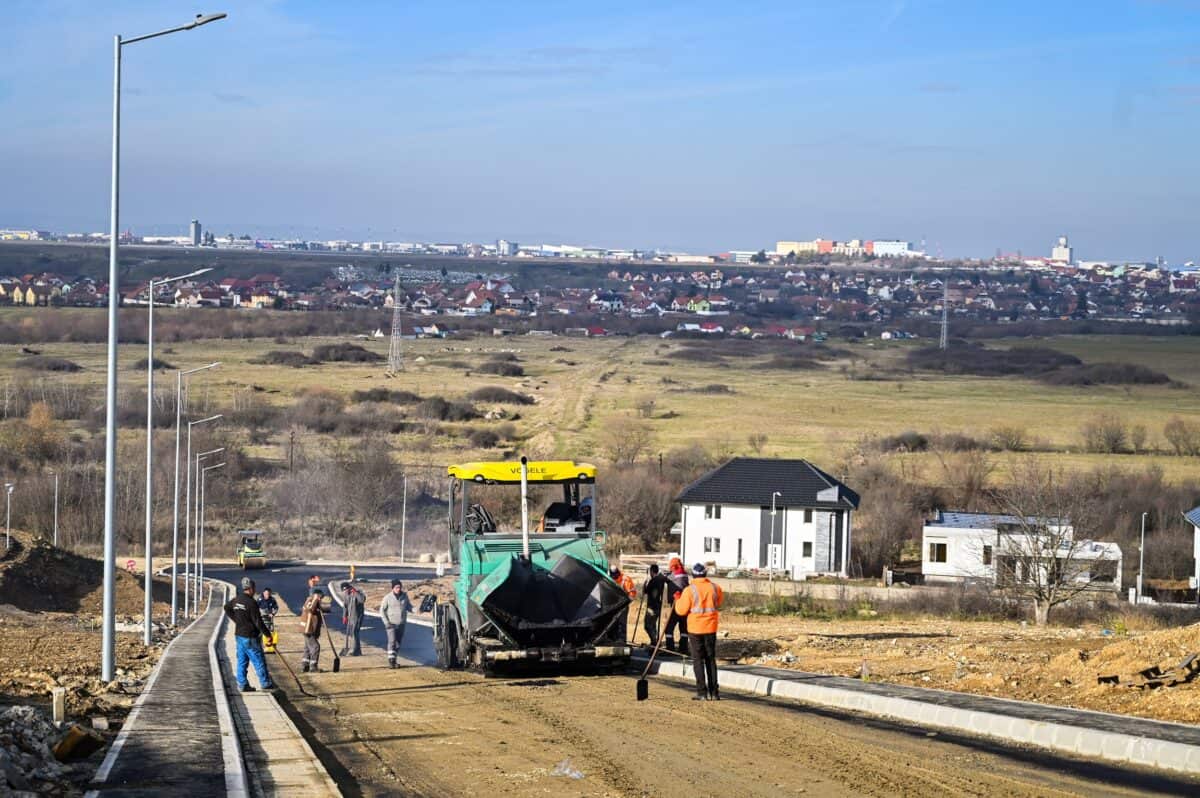 Se toarnă asfalt pe strada Preot Bacca - Lucrările de modernizare sunt aproape finalizate