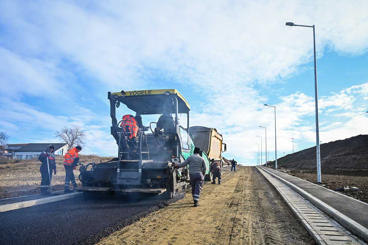 Se toarnă asfalt pe strada Preot Bacca - Lucrările de modernizare sunt aproape finalizate