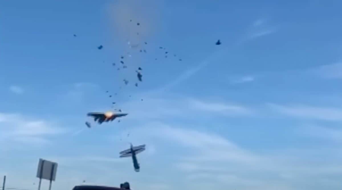 video: două avioane s-au ciocnit în aer în timpul unui show aerian în dallas - cel puțin două persoane decedate