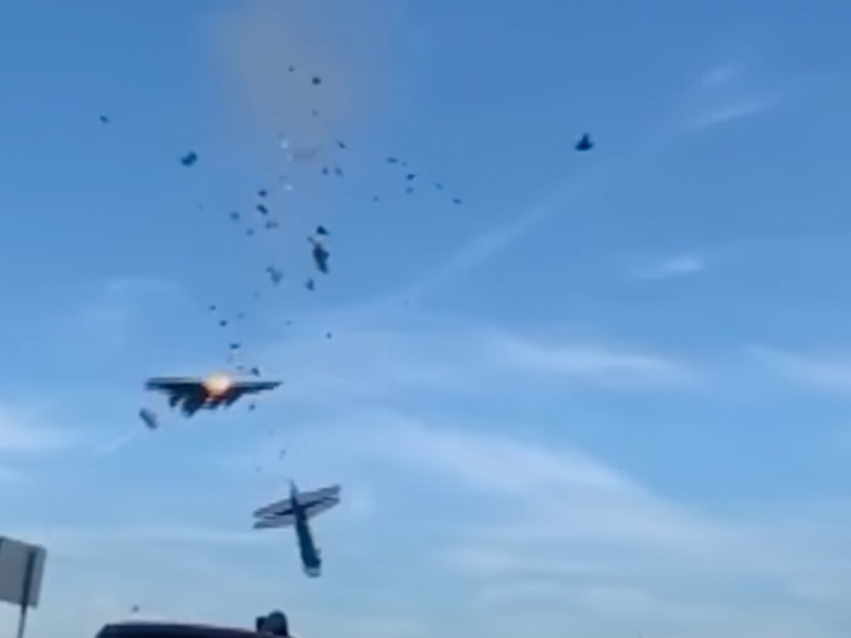 video: două avioane s-au ciocnit în aer în timpul unui show aerian în dallas - cel puțin două persoane decedate