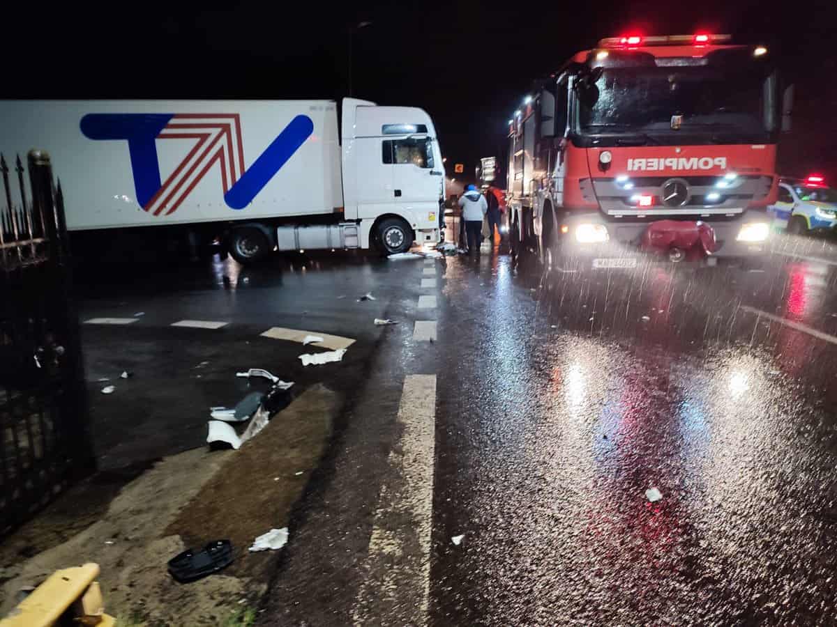 foto: accident pe dn7 la călimănești - impact violent între un autocar plin cu persoane și un tir
