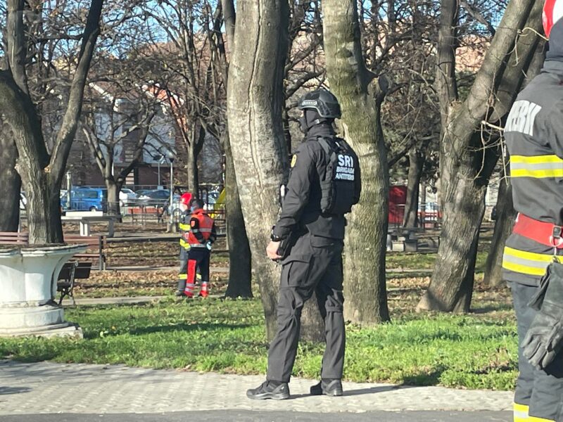 video foto: geantă suspectă în parcul tineretului - echipaje de la sri și poliție cercetează zona