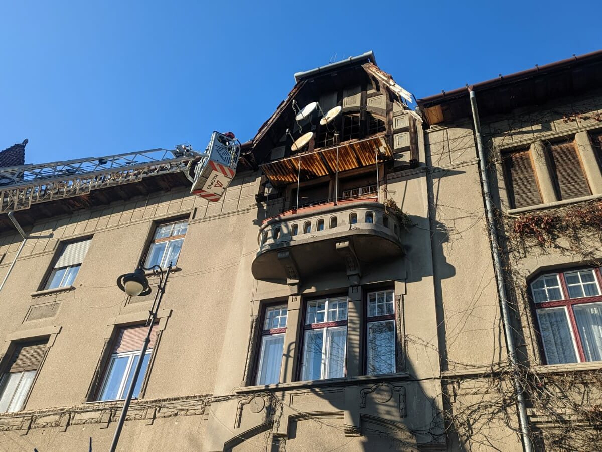 foto: intervenție în centrul sibiului - bucăți de grindă, în pericol să cadă de pe o casă