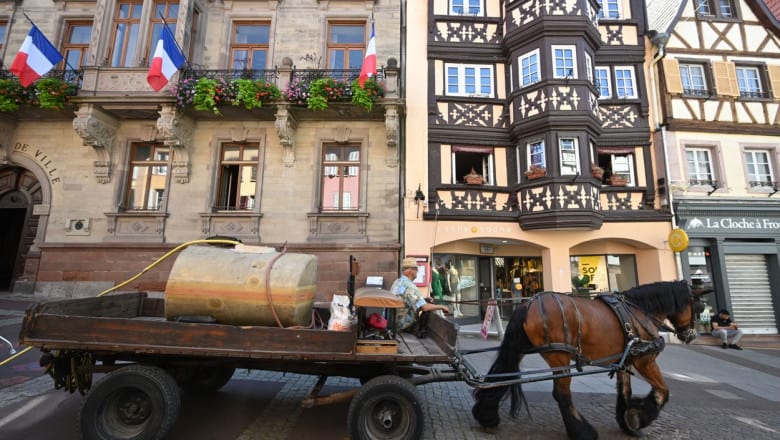 mașini înlocuite de cai în micile orașe din franța - se folosesc pentru serviciile de salubritate și transportul în comun