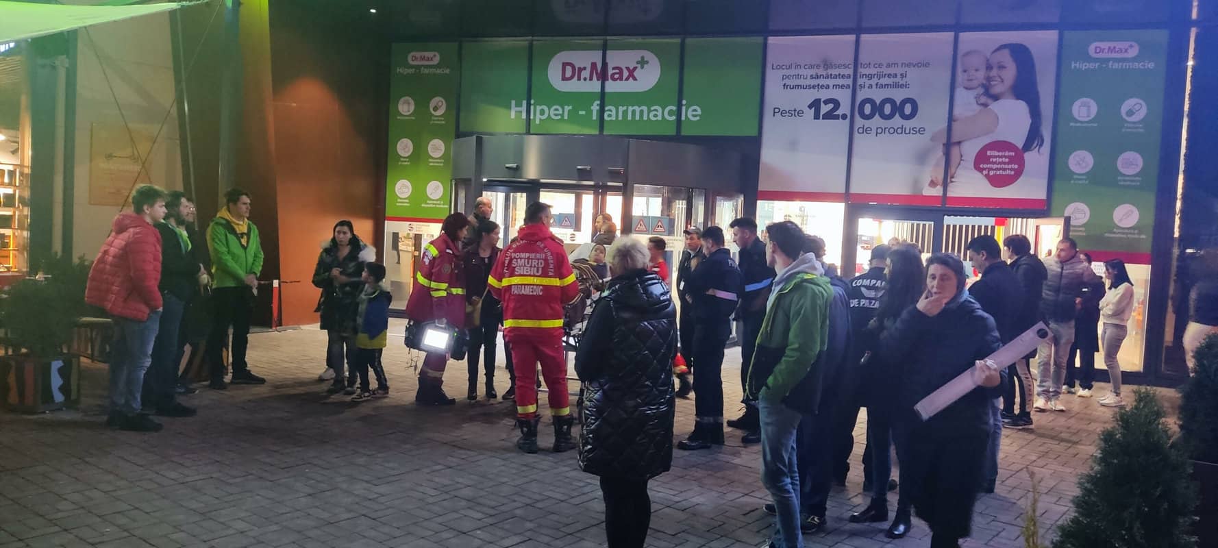 FOTO Momente de panică la Shopping City Sibiu - Un copil şi-a prins piciorul în uşa rotativă de la intrare