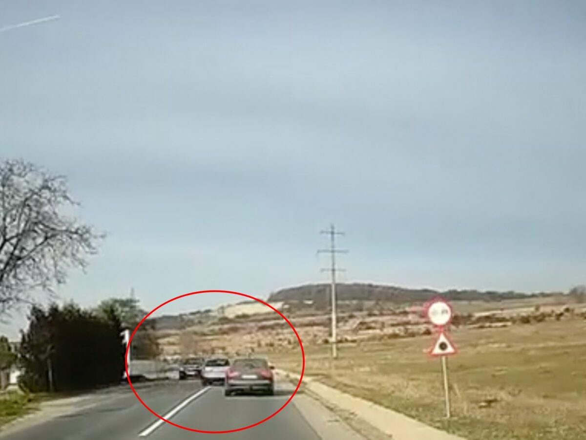 VIDEO: Depășire periculoasă pe drumul spre Agnita - Un teribilist a fost la un pas de accident