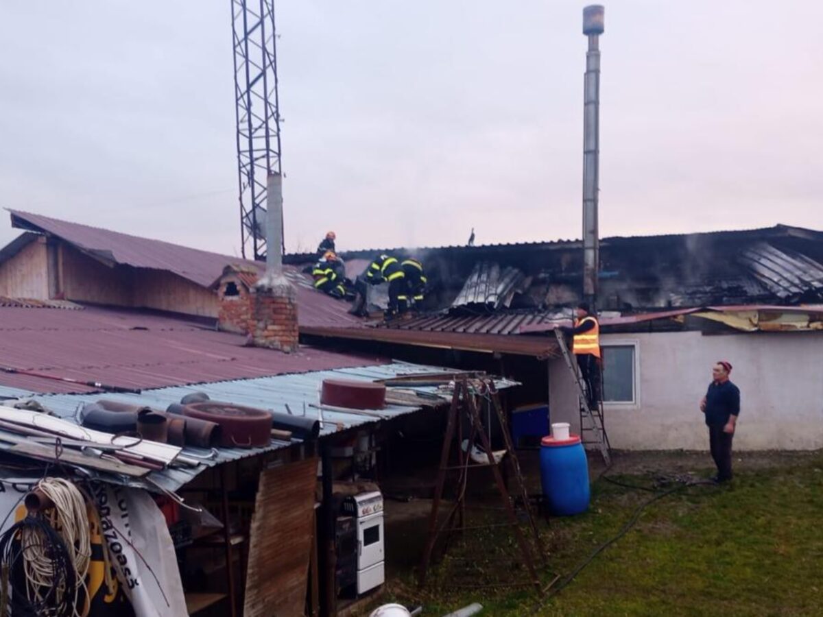 foto: locuință în flăcări în bogatu român - intervin pompierii