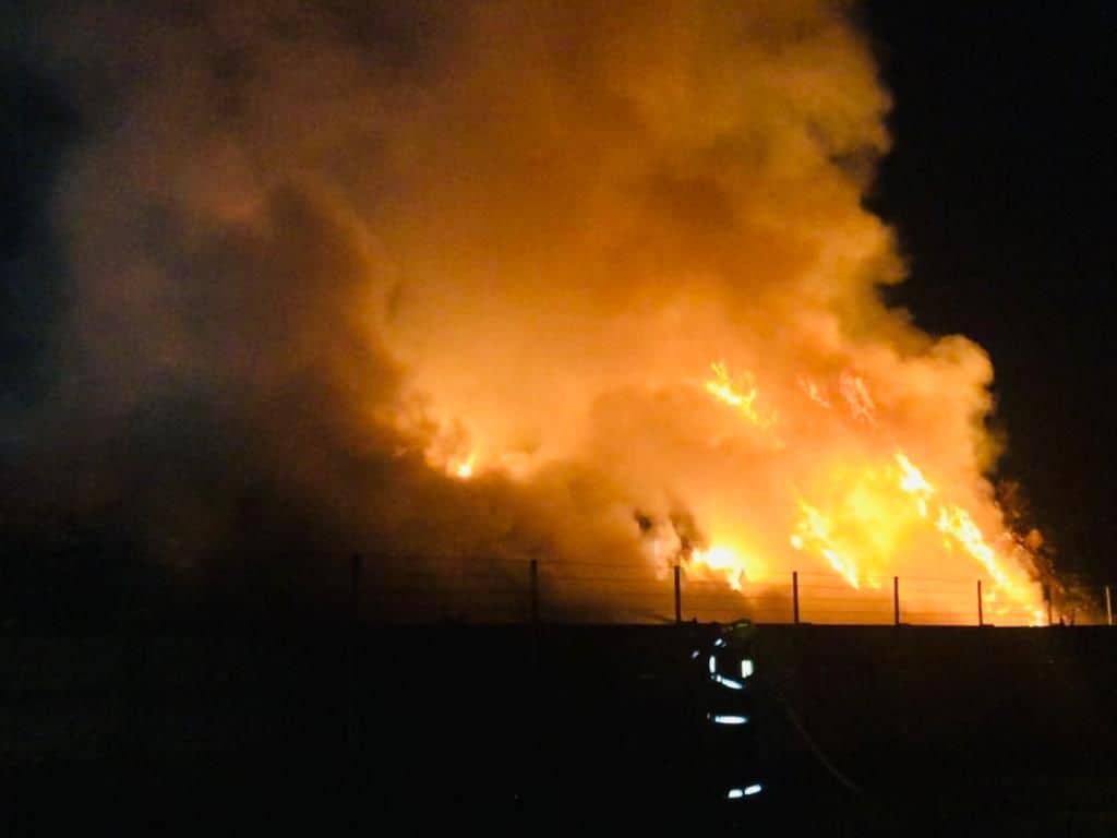 video foto: incendiu la stația de transfer deșeuri din mediaș - au ars cincisprezece tone de gunoi