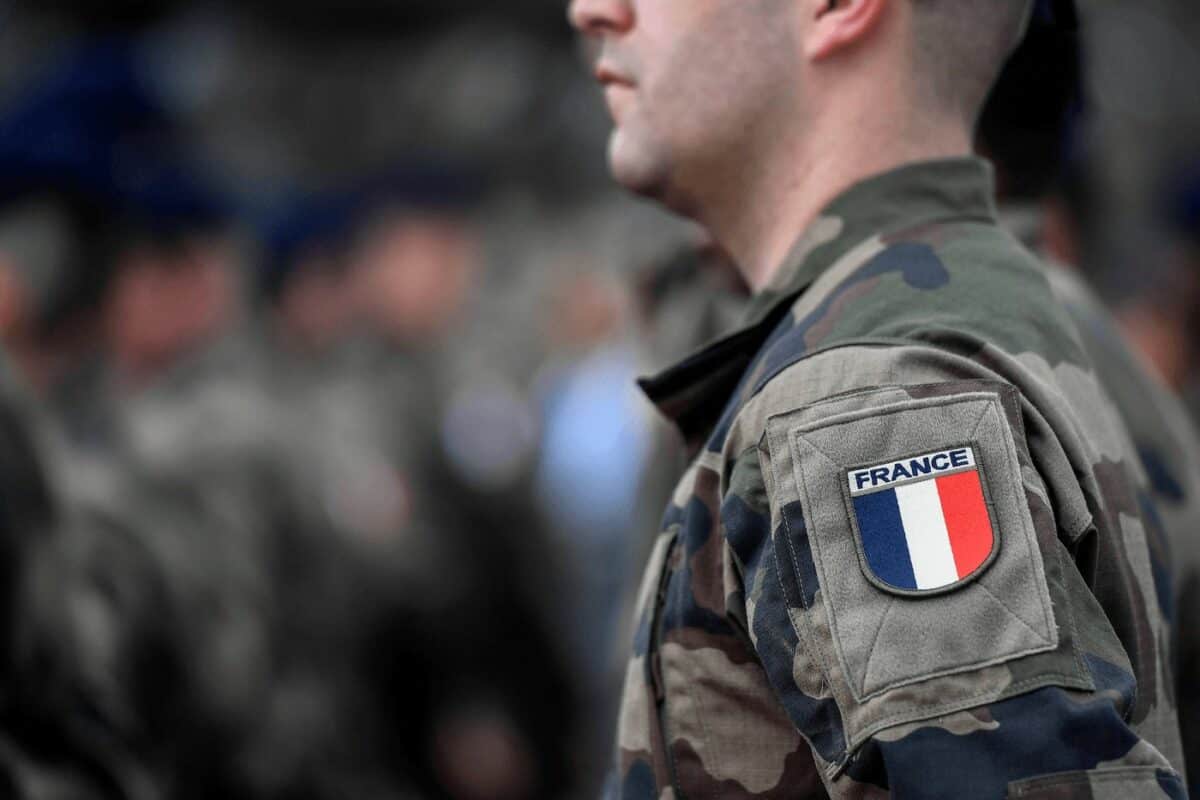 militar francez găsit mort într-un hotel din capitală - avea o foarfecă înfiptă în gât