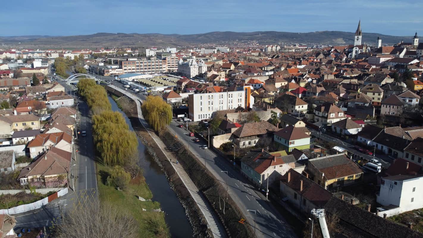 VIDEO Imagini noi de la pista de biciclete de pe malul Cibinului. Urmează să se toarne primii kilometri de asfalt