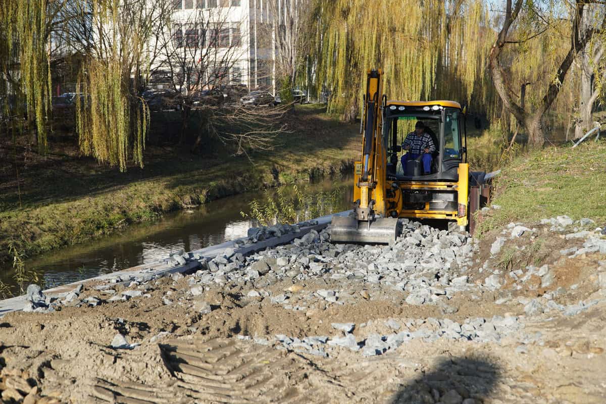 VIDEO Imagini noi de la pista de biciclete de pe malul Cibinului. Urmează să se toarne primii kilometri de asfalt