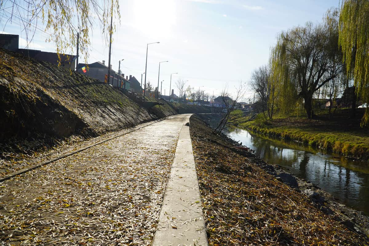 VIDEO Imagini noi de la pista de biciclete de pe malul Cibinului. Urmează să se toarne primii kilometri de asfalt