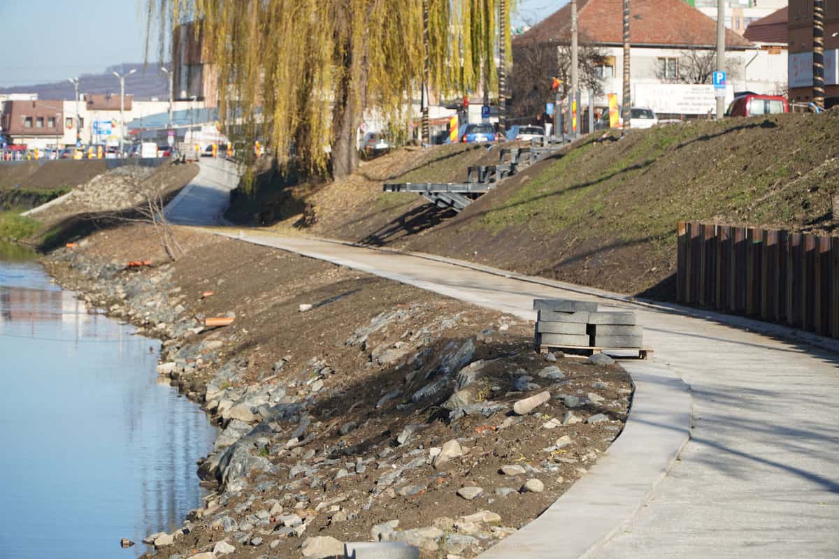 VIDEO Imagini noi de la pista de biciclete de pe malul Cibinului. Urmează să se toarne primii kilometri de asfalt