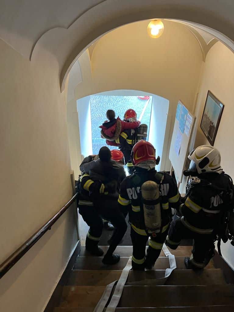 update foto: pompierii desfășoară un exercițiu la colegiul național „brukenthal” din sibiu