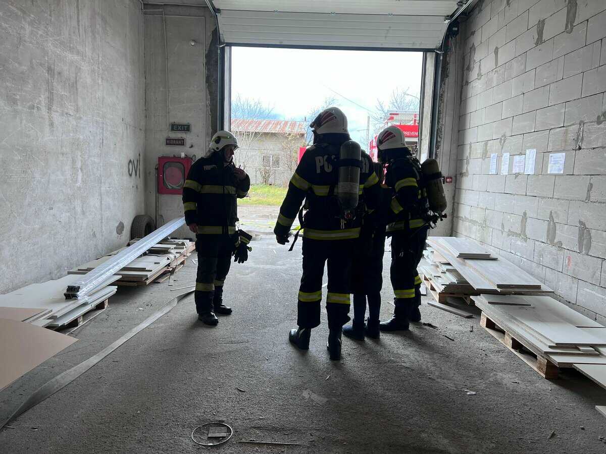 foto: simulare de incendiu la o firmă din sibiu - angajații, instruiți de pompieri