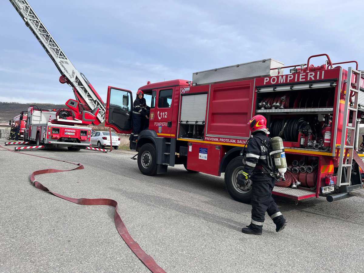 foto: simulare de incendiu la o firmă din sibiu - angajații, instruiți de pompieri