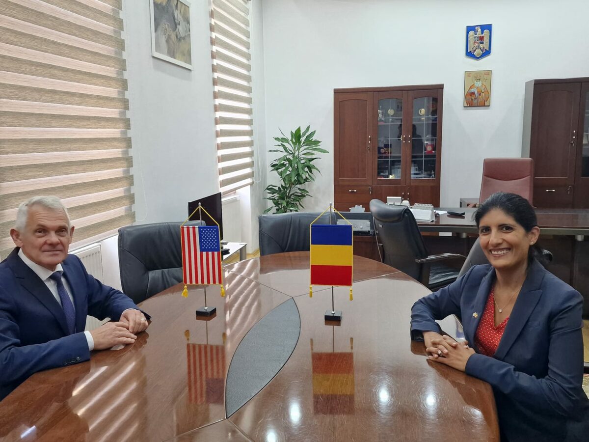 paloma gonzalez, adjunct al consilierului politic al ambasadei sua în românia, în vizită la instituţia prefectului sibiu