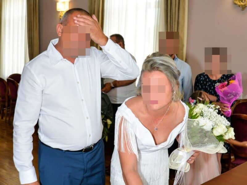sibienii cu omul pe capotă – proaspăt căsătoriți și partizani aur