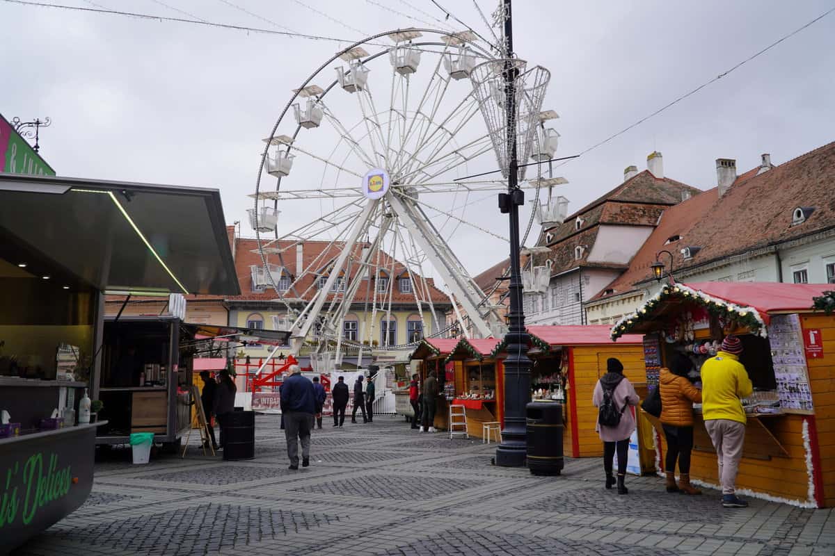 foto video târgul de crăciun de la sibiu - frumos, dar scump - turiștii îl compară cu cel din austria, dar se plâng de prețuri