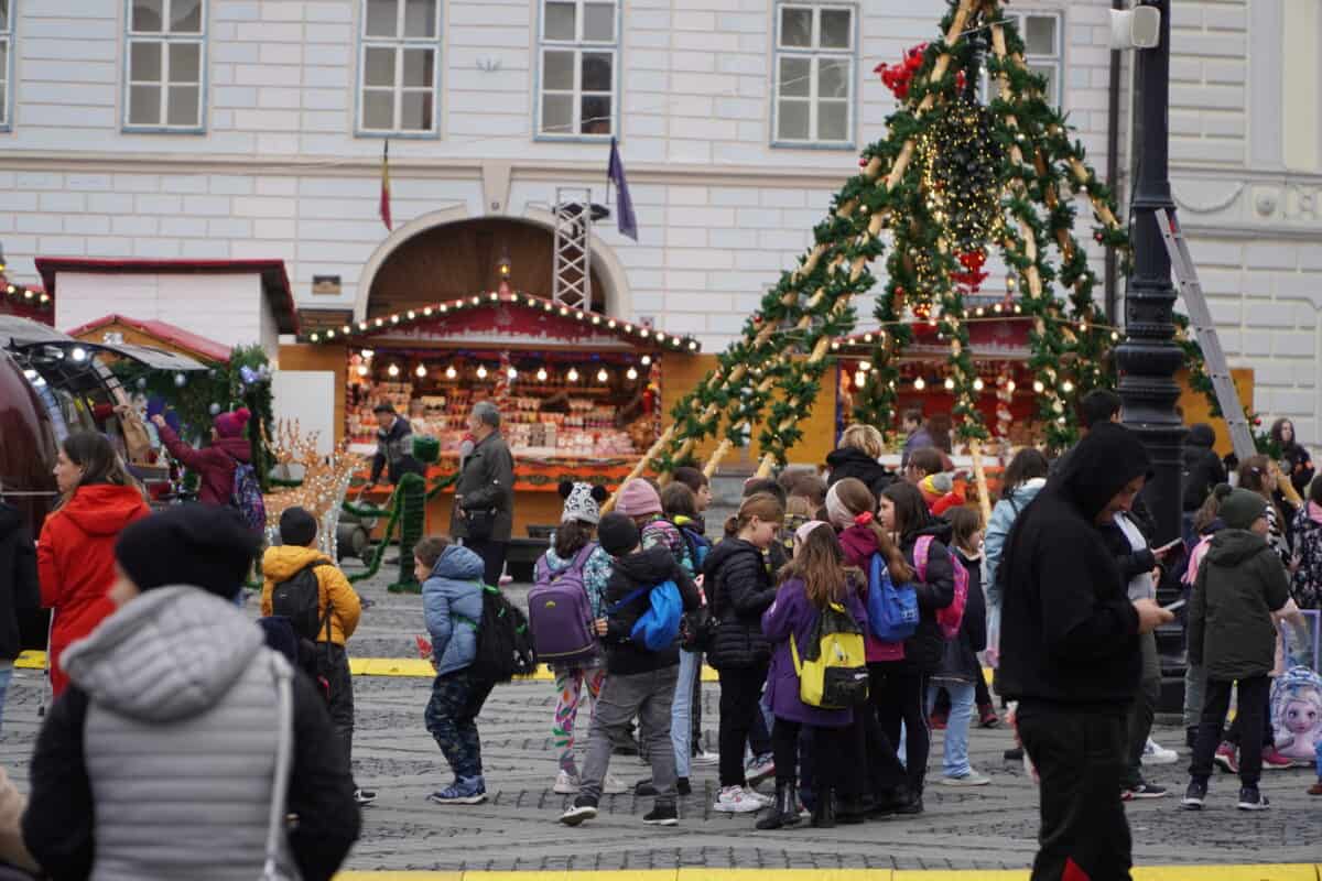 foto video târgul de crăciun de la sibiu - frumos, dar scump - turiștii îl compară cu cel din austria, dar se plâng de prețuri