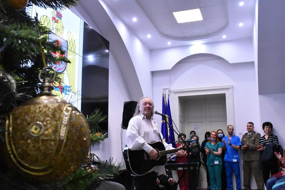 foto concert de colinde cu ștefan hrușcă la spitalul militar sibiu
