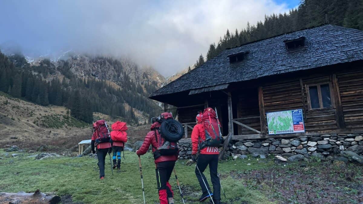 Turist salvat în Munții Făgăraș – A alunecat pe o potecă ce ducea spre Vârful Moldoveanu