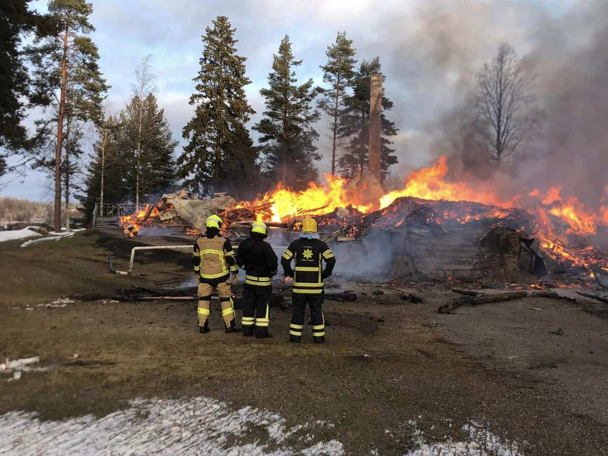 foto o biserică din finlanda a fost mistuită de flăcări - zeci de credincioși au fost închiși intenționat în interior