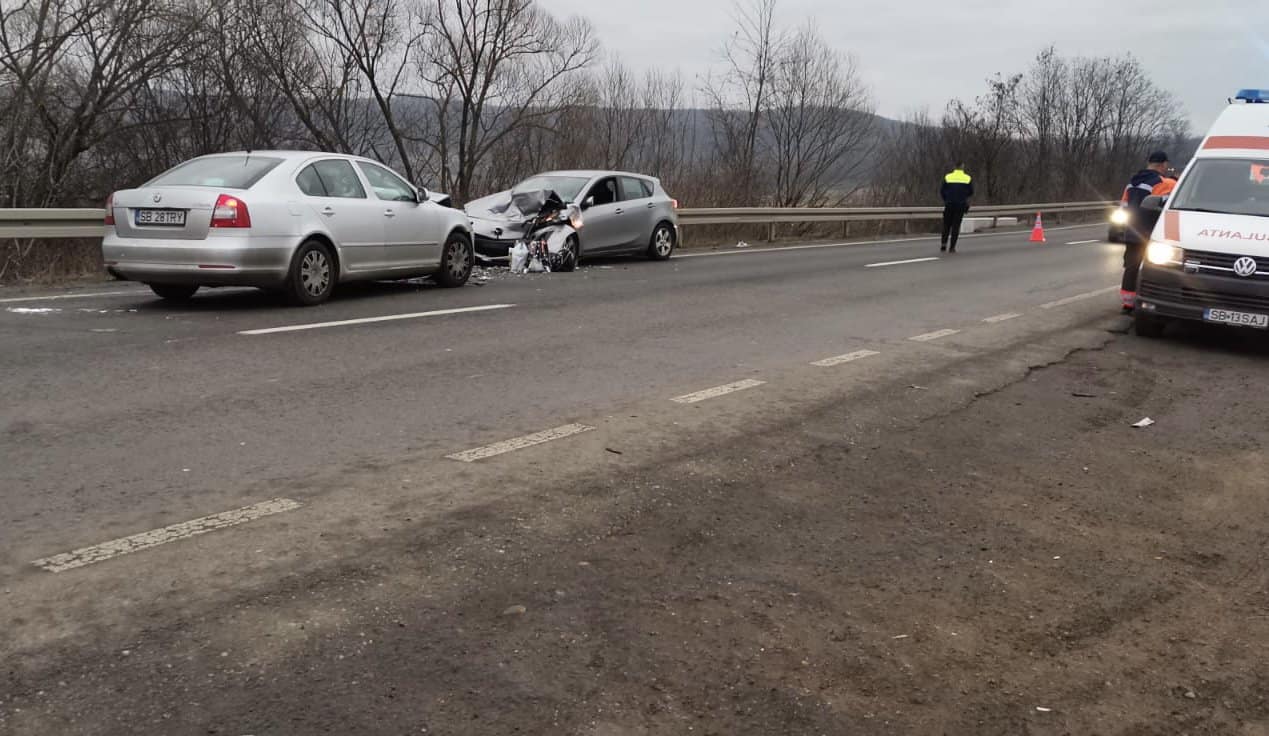 FOTO: Accident cu șapte victime în Șura Mare din cauza unei depășiri - Printre răniți și trei copii