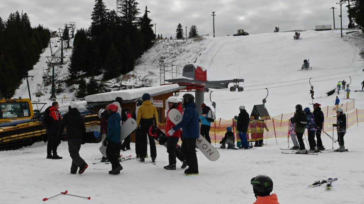 video foto - s-a dat startul noului sezon de schi la arena platoș - „un început promițător”