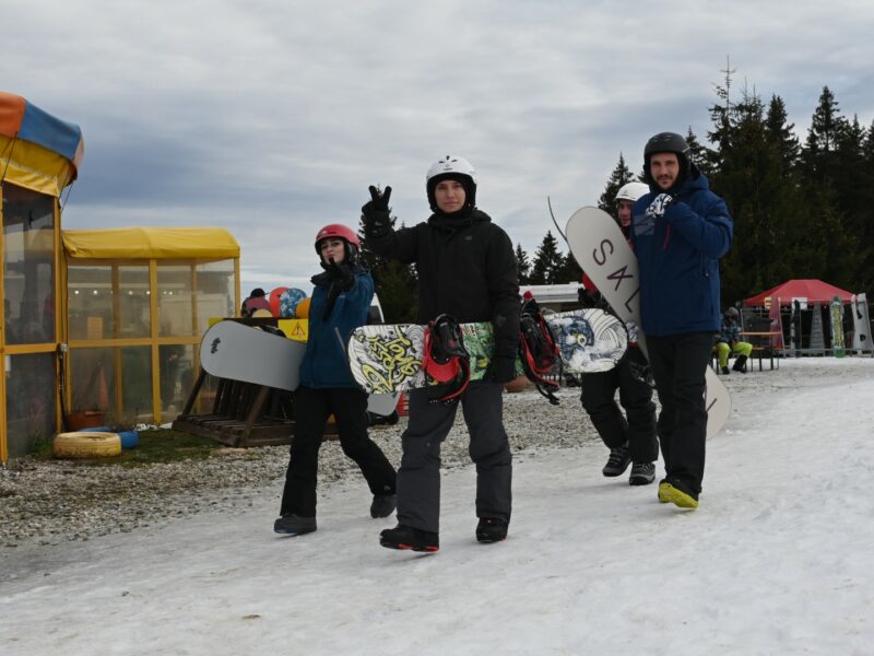 video foto - s-a dat startul noului sezon de schi la arena platoș - „un început promițător”