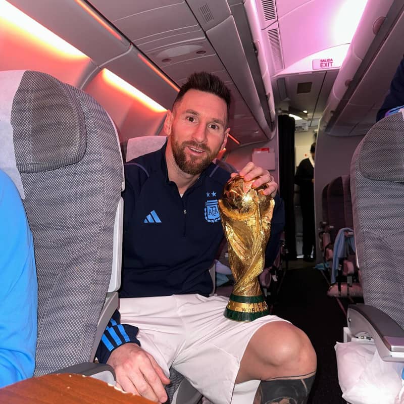 Imagine virală - Messi a dormit cu trofeul de la finala Cupei Mondiale din Qatar