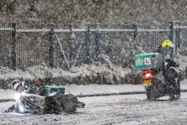 foto iarna și-a intrat în drepturi, în mai multe regiuni din europa - trafiul aerian și transportul public blocat din cauza ninsorilor