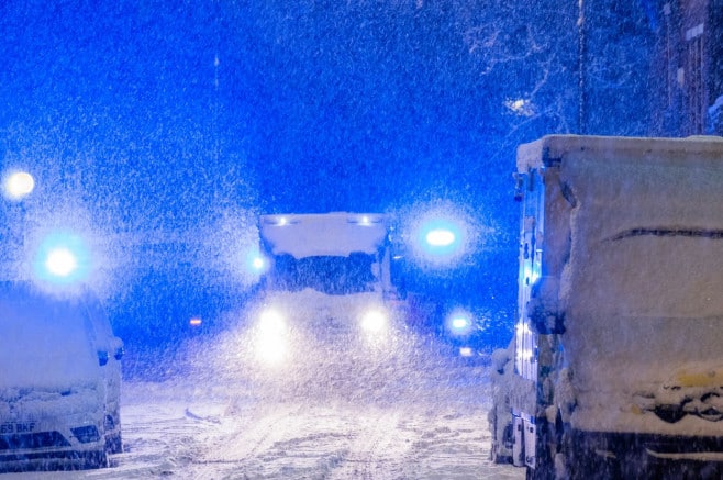 foto iarna și-a intrat în drepturi, în mai multe regiuni din europa - trafiul aerian și transportul public blocat din cauza ninsorilor
