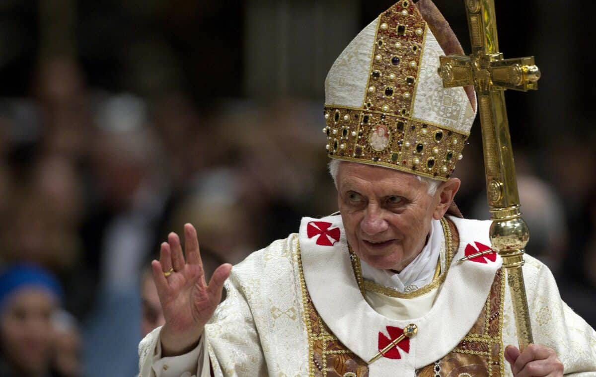 fostul papă benedic va fi înmormântat joi - papa francisc va conduce funerariile