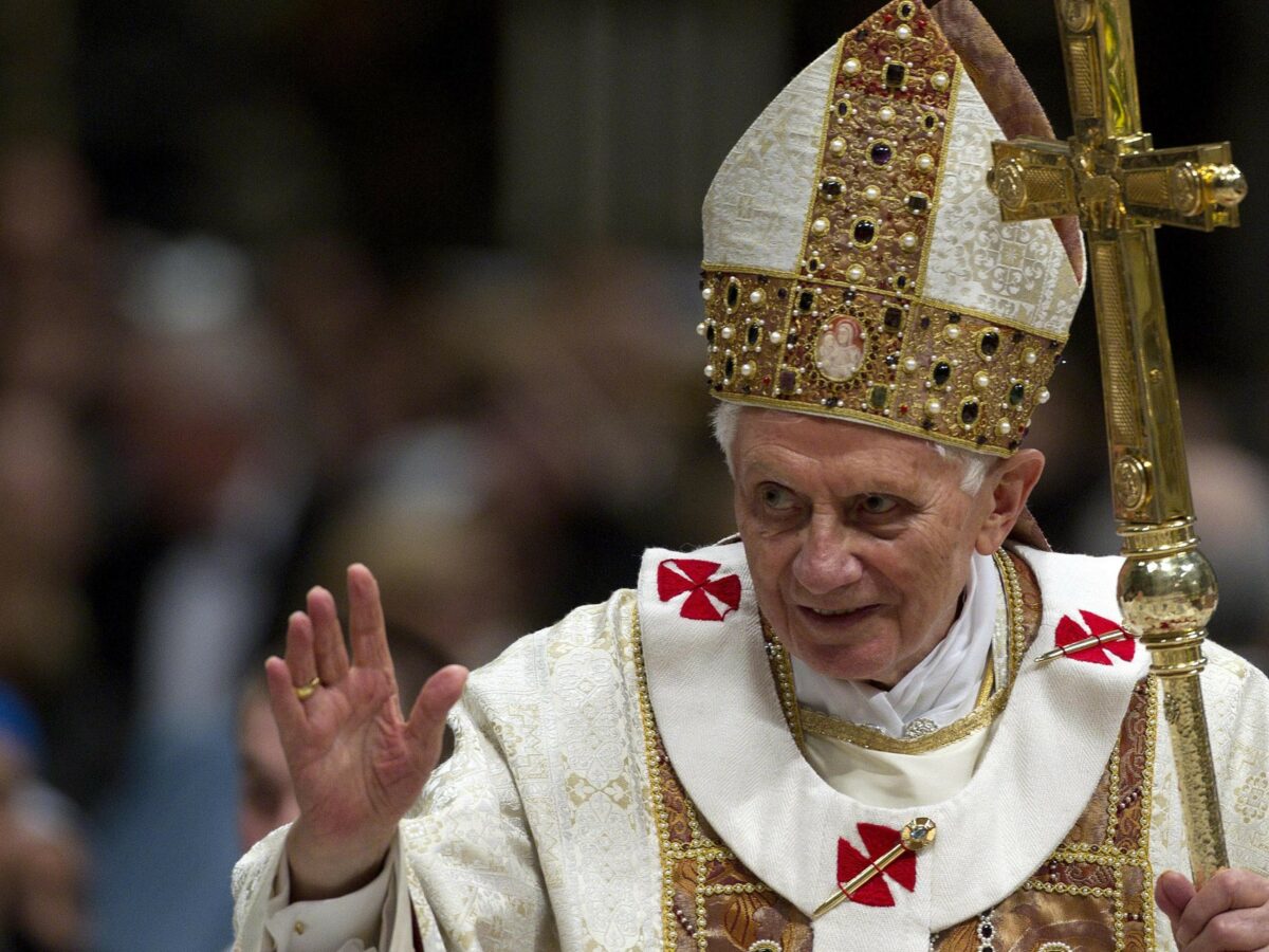 fostul papă benedic va fi înmormântat joi - papa francisc va conduce funerariile