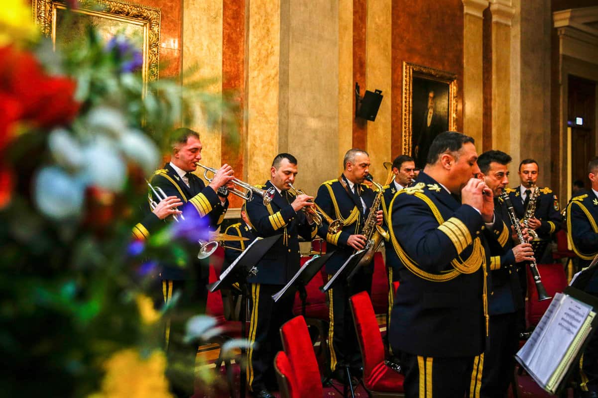 foto ansamblul de dansuri populare ale academiei forţelor terestre „nicolae bălcescu” din sibiu a susținut două spectacole la ambasada româniei din viena