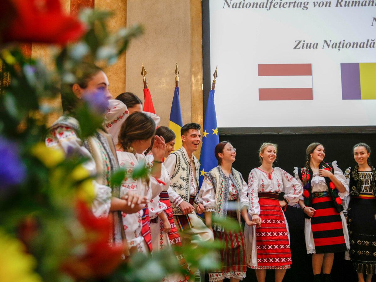 foto ansamblul de dansuri populare ale academiei forţelor terestre „nicolae bălcescu” din sibiu a susținut două spectacole la ambasada româniei din viena