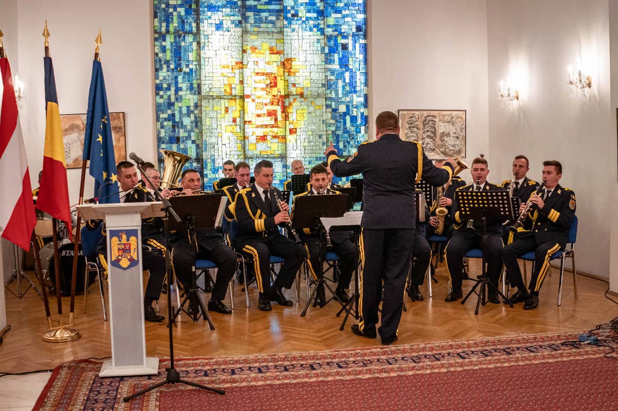 foto ansamblul de dansuri populare ale academiei forţelor terestre „nicolae bălcescu” din sibiu a susținut două spectacole la ambasada româniei din viena