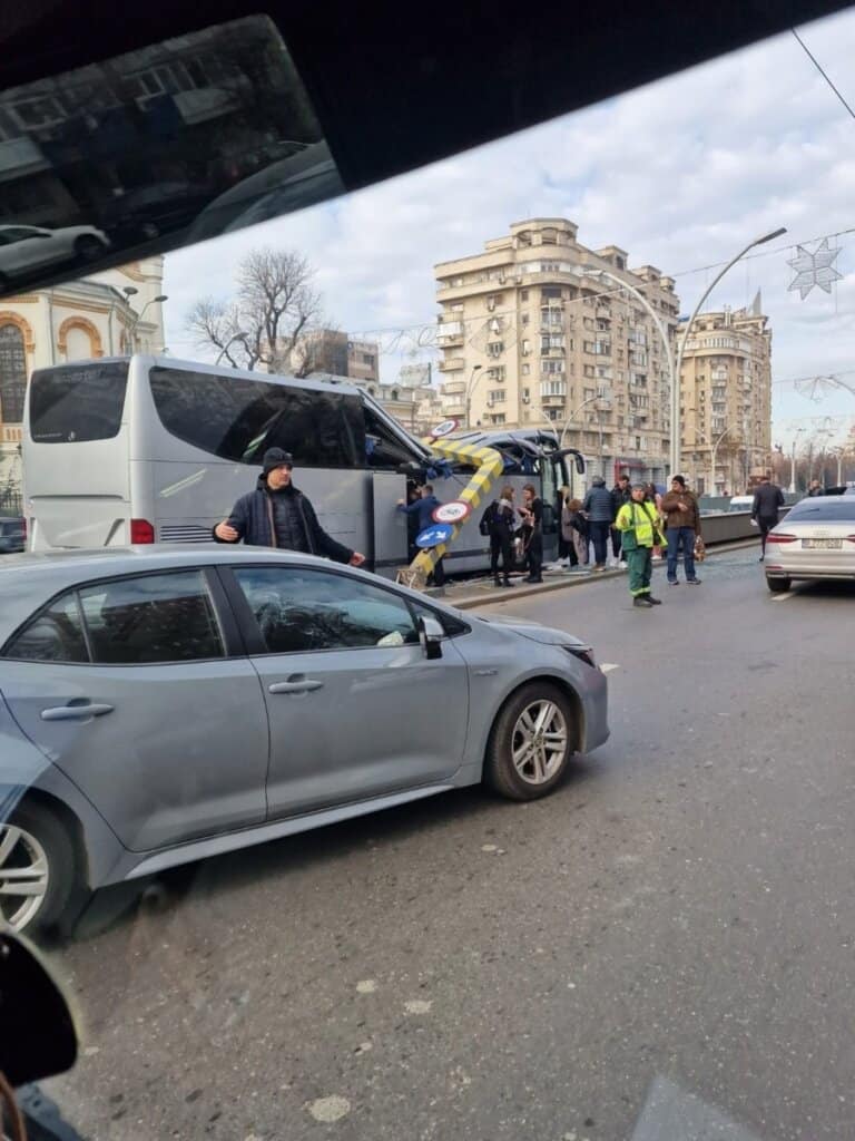 FOTO VIDEO Accident grav în Capitală - Un autocar plin cu turiști s-a izbit de pasarelă în Pasajul Unirii