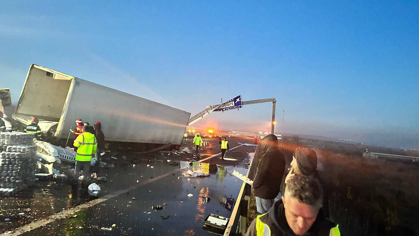 VIDEO: Accident grav pe autostradă la Sibiu - Șofer de camion decedat