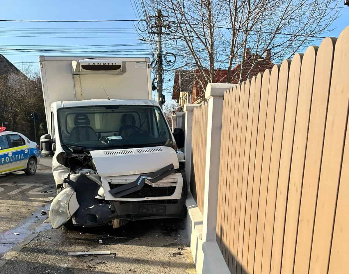 FOTO: Accident în cartierul Trei Stejari - Șofer de 19 ani, dus la spital