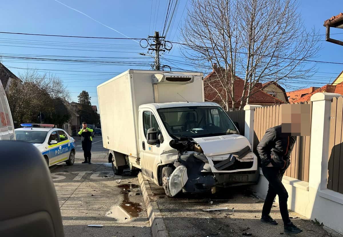 FOTO: Accident în cartierul Trei Stejari - Șofer de 19 ani, dus la spital