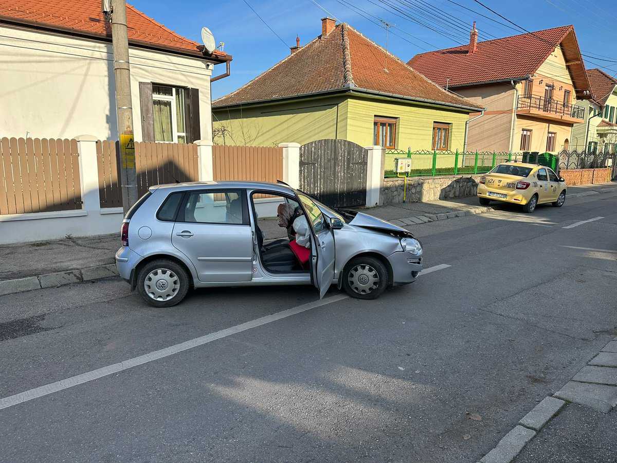 FOTO: Accident în cartierul Trei Stejari - Șofer de 19 ani, dus la spital