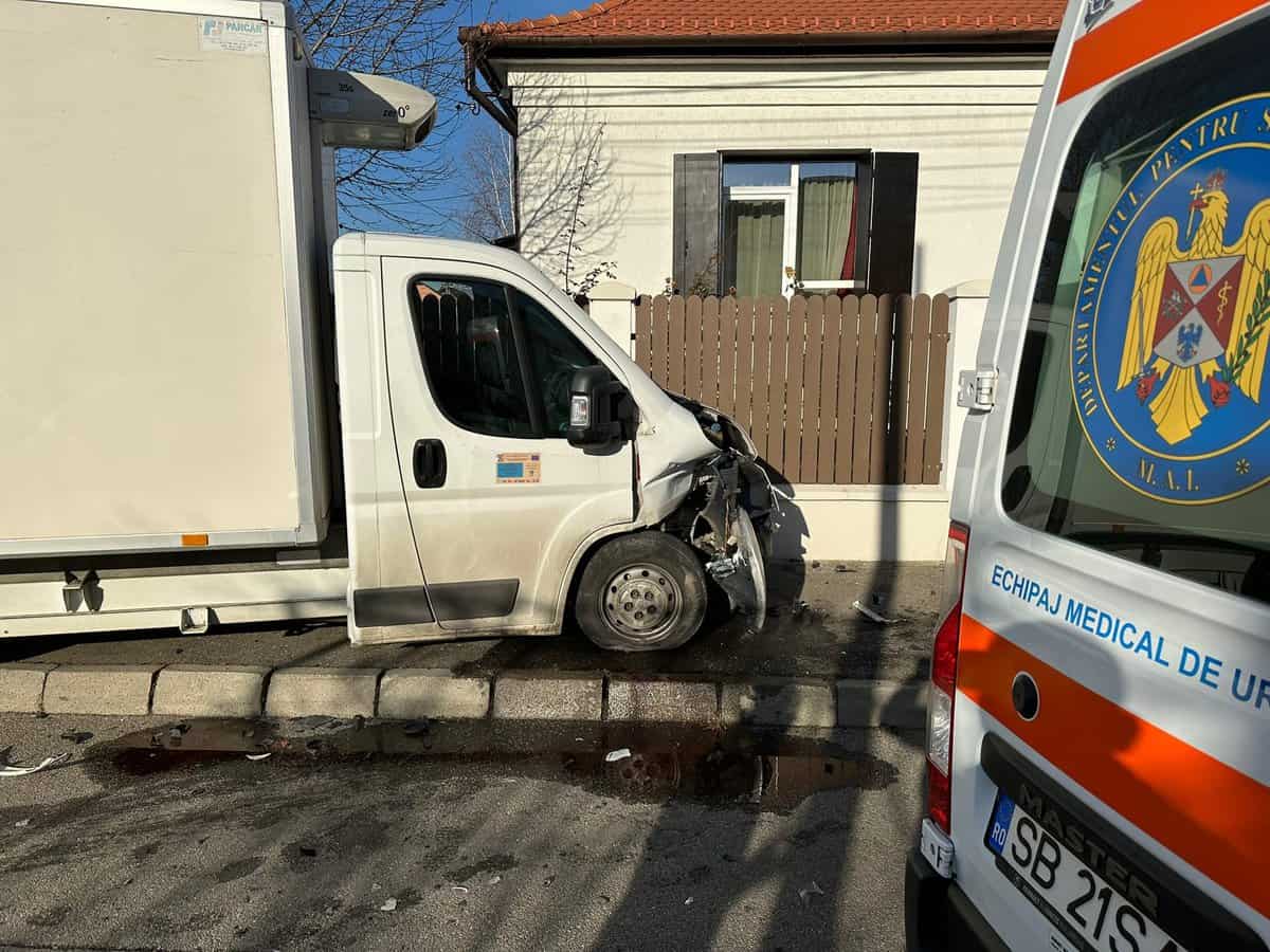 FOTO: Accident în cartierul Trei Stejari - Șofer de 19 ani, dus la spital