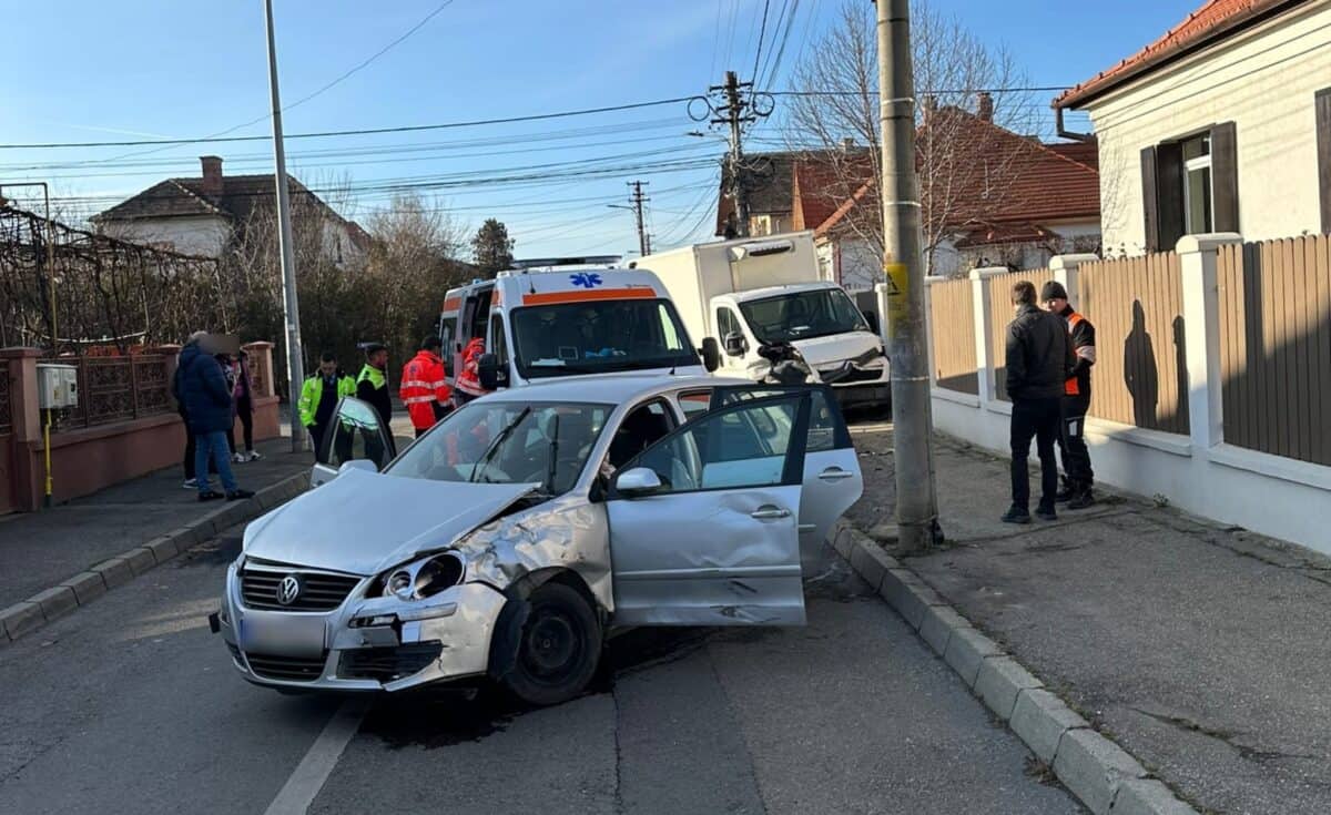 FOTO: Accident în cartierul Trei Stejari - Șofer de 19 ani, dus la spital