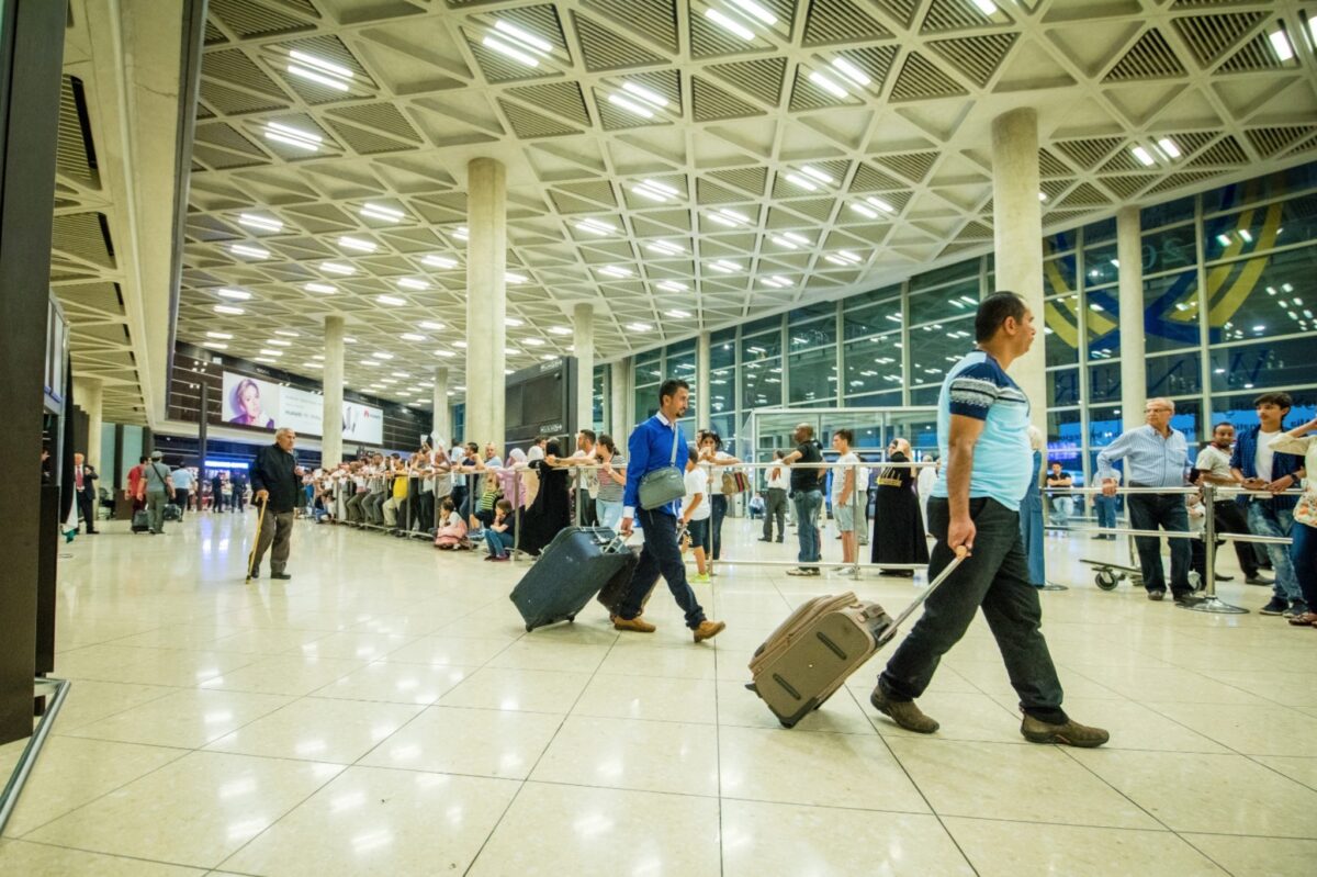 O sută de români blocați pe un aeroport din Iordania, după anularea mai multor zboruri