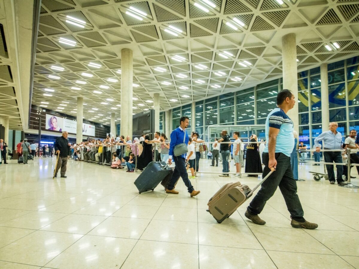 O sută de români blocați pe un aeroport din Iordania, după anularea mai multor zboruri