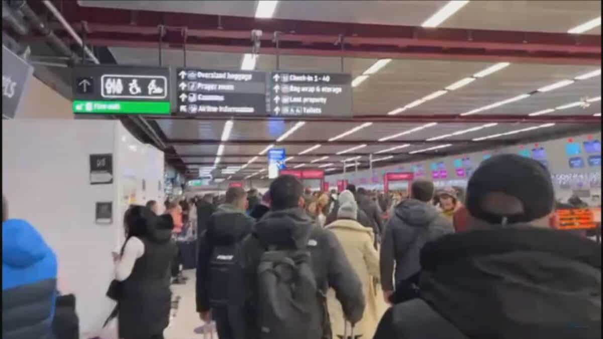 video români blocați pe aeroporturile din anglia - ”nu știm cu ce zbor vom pleca”