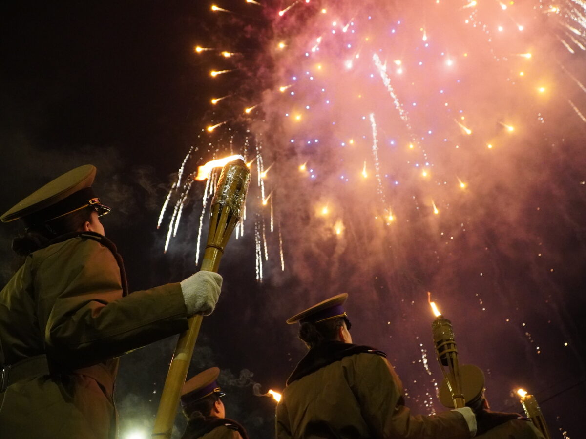 foto video retragere cu torțe, intonarea imnului și foc de artificii deasupra sibiului - ziua de 1 decembrie se încheie spectaculos